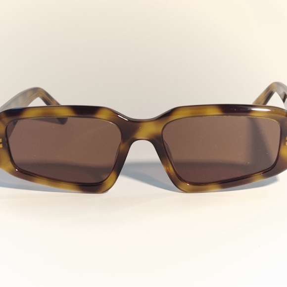 angular tortoise shell frame sunglasses with brown tinted lens - Picture 4 of 5